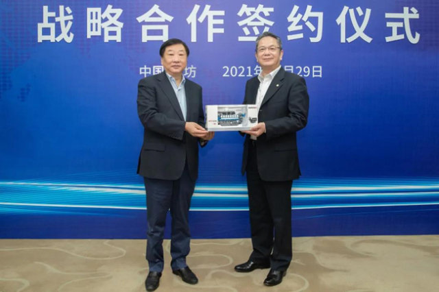 长航集团副总经理刘光耀与潍柴动力执行总裁王志坚代表双方签署战略合作协议。