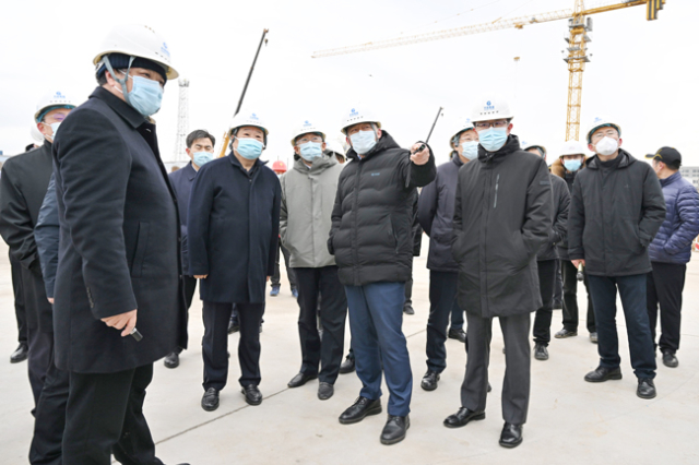 以更大的责任担当坚决推进潍柴（青岛）智慧重工智造中心项目、潍柴（青岛）海洋装备制造中心项目建设