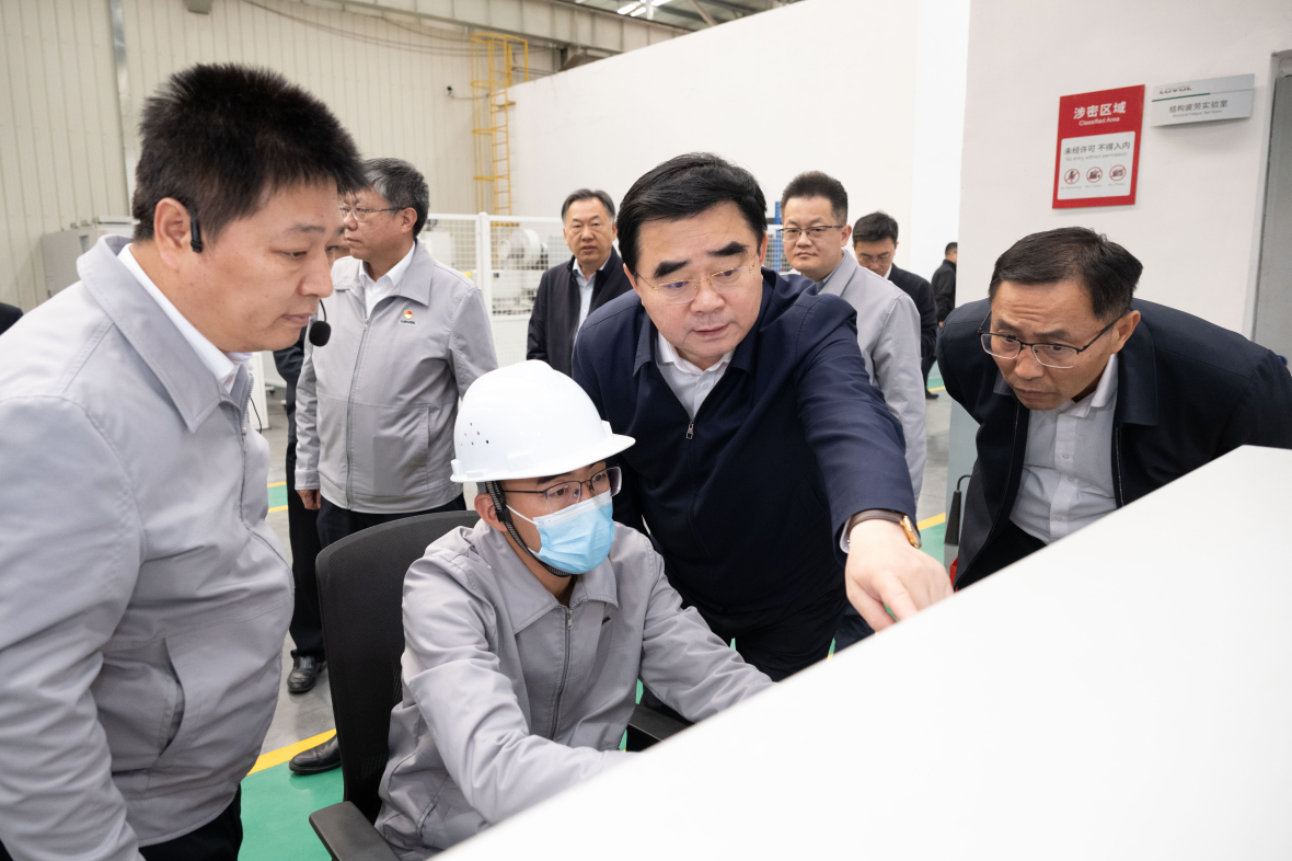 满慎刚调研潍柴雷沃智慧农业 见证第10000台动力换挡拖拉机下线