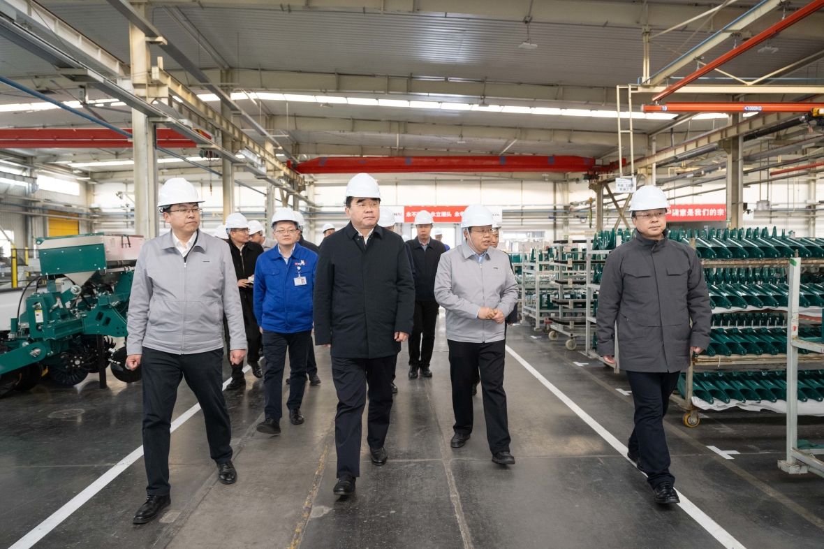 Man Shengang's Investigation of Weichai Lovol Agricultural Machinery Factory and Weichai Central Research Institute