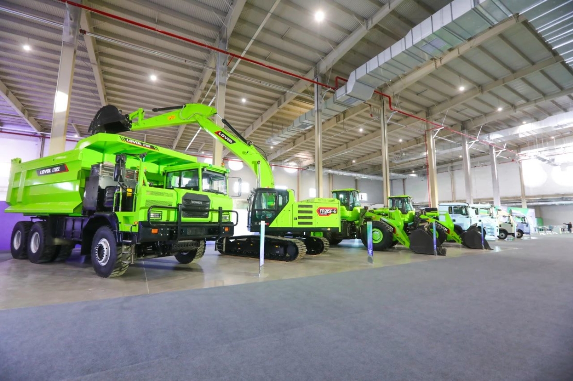 Shandong Heavy Industry Group - Weichai Group Holds New Energy Business Strategic Transformation Promotion Meeting | Weichai - FinDreams Industrial Park Welcomes First Battery off the Line