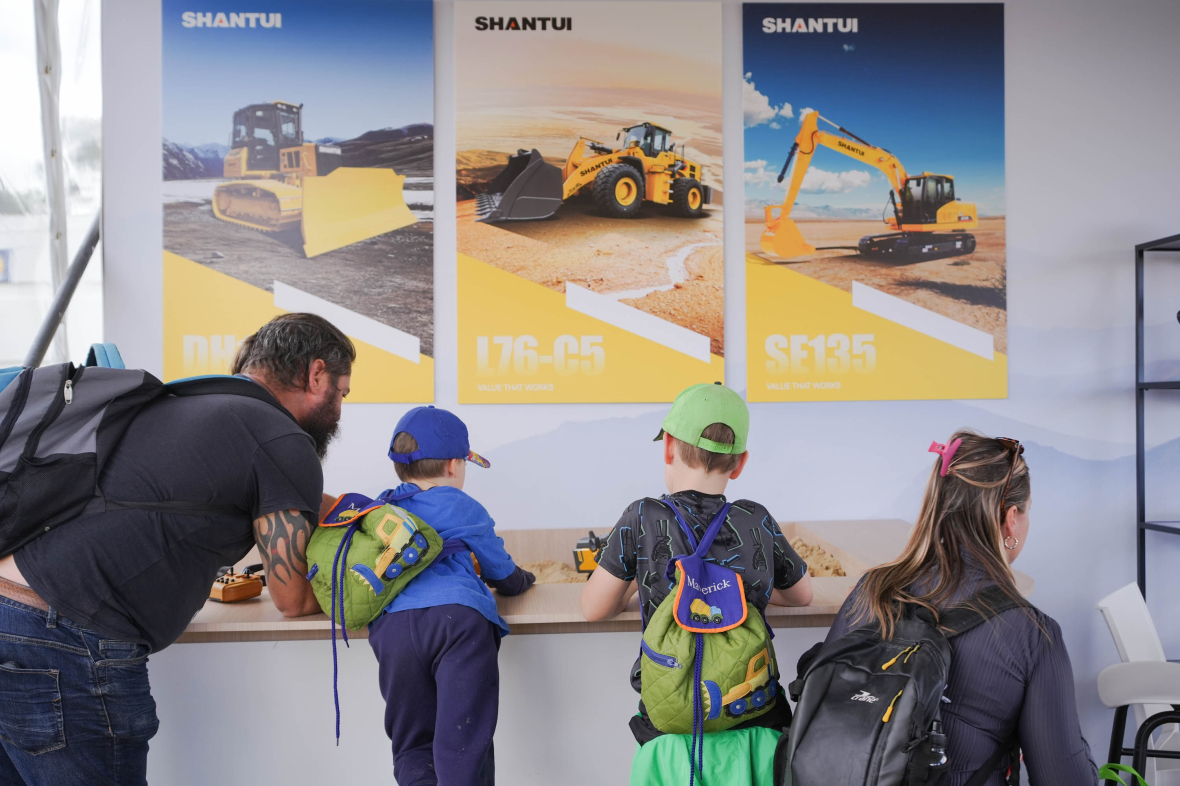Grand Debut: Shandong Heavy Industry Group's Star Products Line Up and Ignite the Largest Exhibition in Australia with Cutting-edge Technology